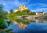 Stift Melk thront majestätisch über der Donau.
