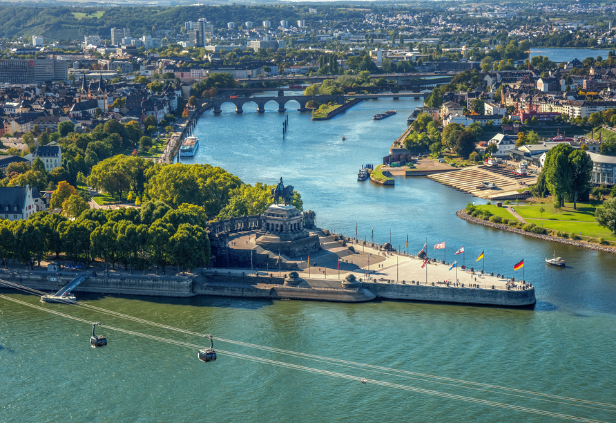 Blick auf das Deutsche Eck in Koblenz, wo die Mosel in den Rhein fließt.