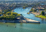 Blick auf das Deutsche Eck in Koblenz, wo die Mosel in den Rhein fließt.