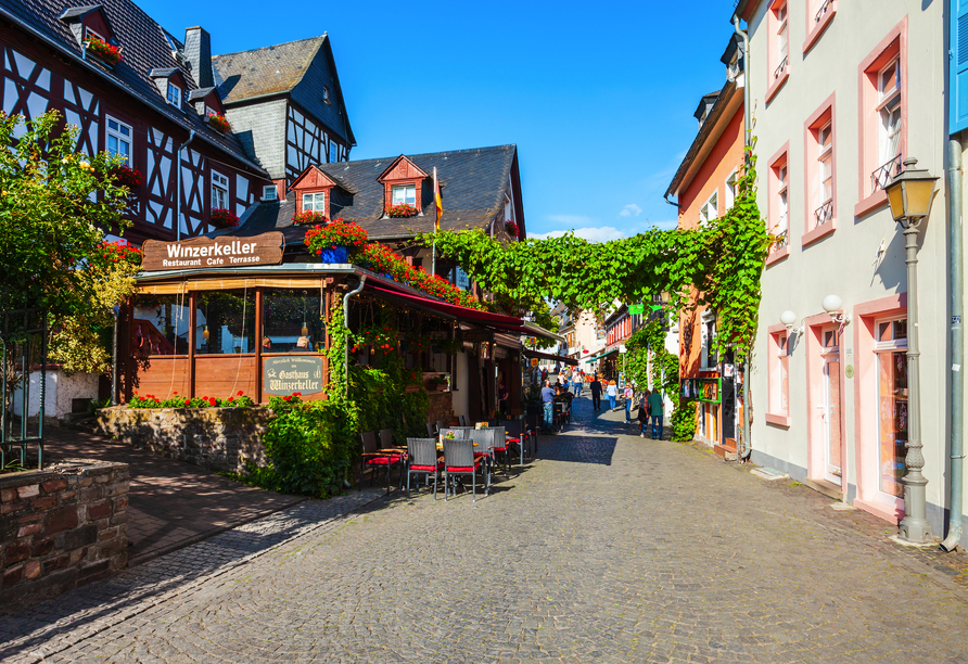 Schlendern Sie durch die hübschen Straßen in Rüdesheim am Rhein.