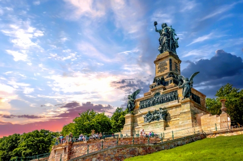 In Rüdesheim am Rhein warten zahlreiche Sehenswürdigkeiten wie das Niederwalddenkmal auf Sie.