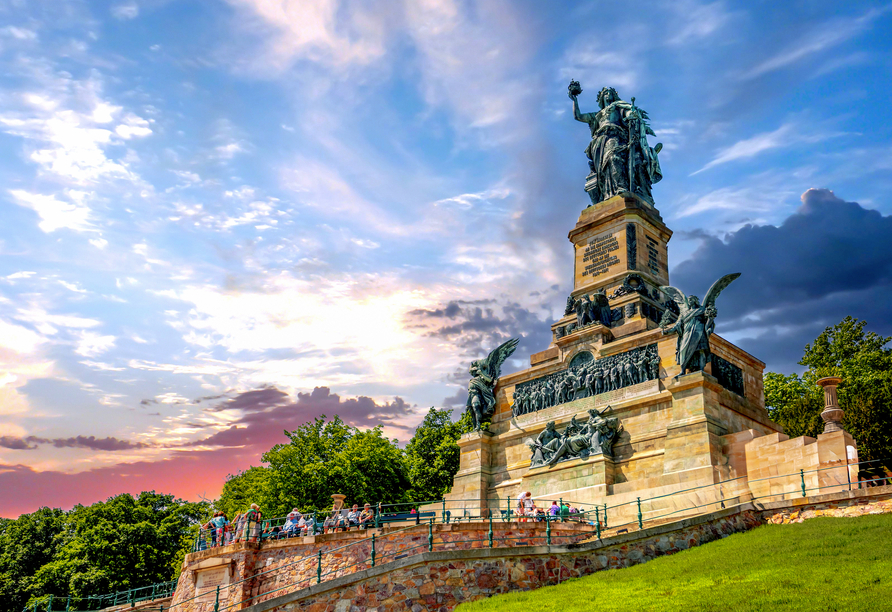 In Rüdesheim am Rhein warten zahlreiche Sehenswürdigkeiten wie das Niederwalddenkmal auf Sie.
