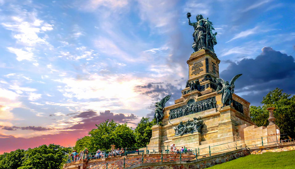 In Rüdesheim am Rhein warten zahlreiche Sehenswürdigkeiten wie das Niederwalddenkmal auf Sie.