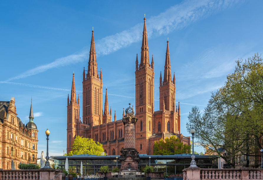 Lassen Sie sich von der neugotischen Marktkirche in Wiesbaden begeistern.