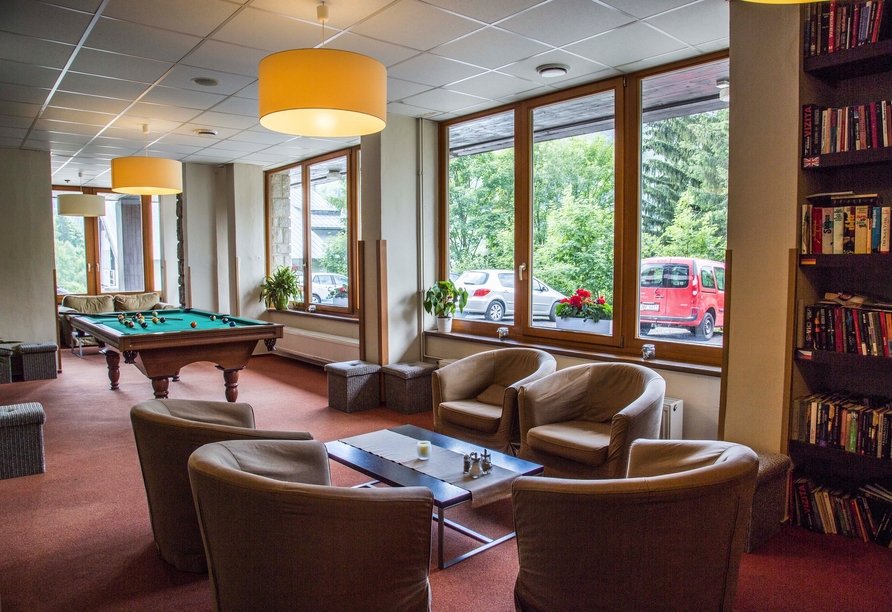 Die Lobby lädt mit gemütlichen Sesseln und einem Billardtisch zum Verweilen ein.