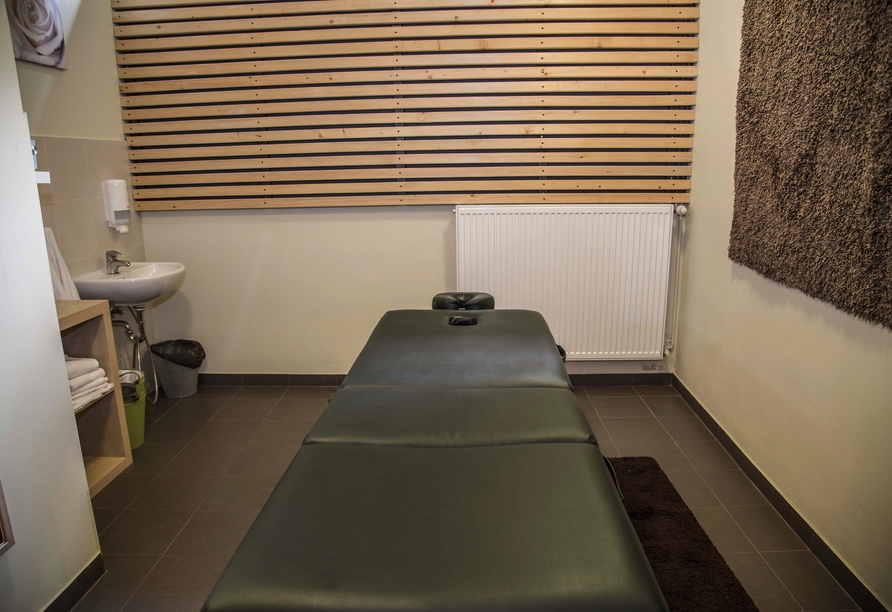 Wellnessanwendungen werden im Hotel angeboten.
