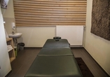 Wellnessanwendungen werden im Hotel angeboten.