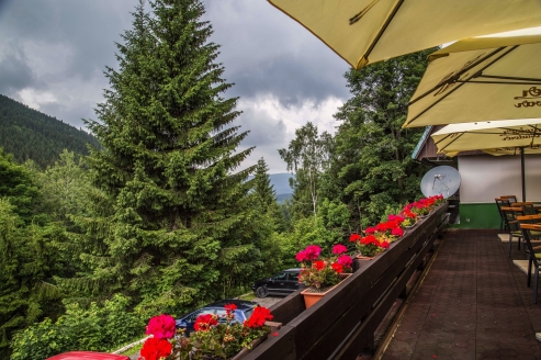 Genießen Sie die Aussicht von der Terrasse des Hotels.