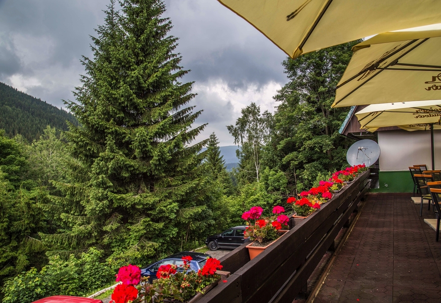 Genießen Sie die Aussicht von der Terrasse des Hotels.