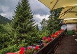 Genießen Sie die Aussicht von der Terrasse des Hotels.