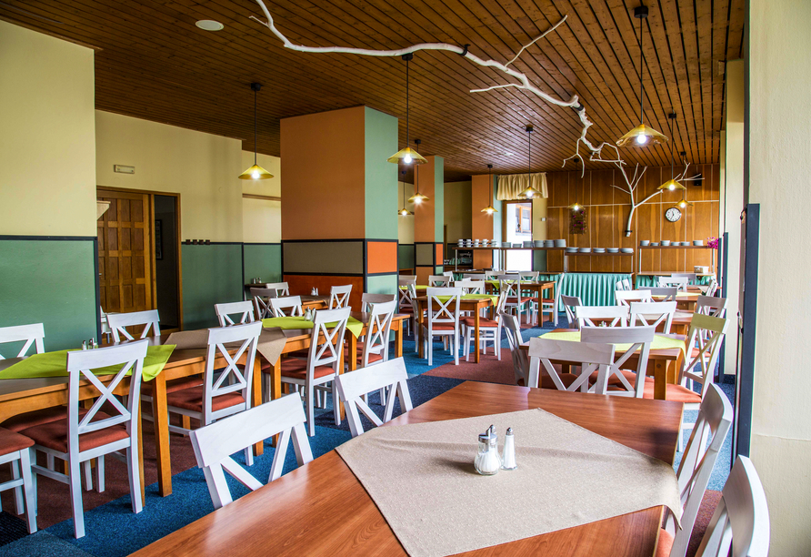 Nehmen Sie im Restaurant Platz und freuen Sie sich auf köstliches Essen.