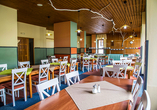 Nehmen Sie im Restaurant Platz und freuen Sie sich auf köstliches Essen.