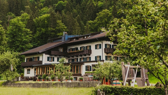Das Naturhotel Schütterbad liegt eingebettet in den Bergen des Saalachtals. 
