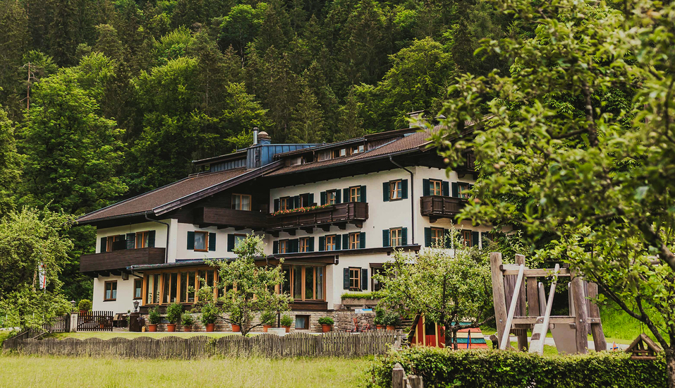 Das Naturhotel Schütterbad liegt eingebettet in den Bergen des Saalachtals. 