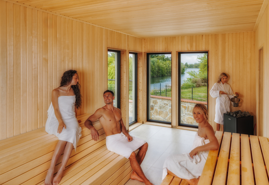 Erleben Sie entspannende Stunden in der Panorama-Sauna des Bernstein Acamed Resorts.