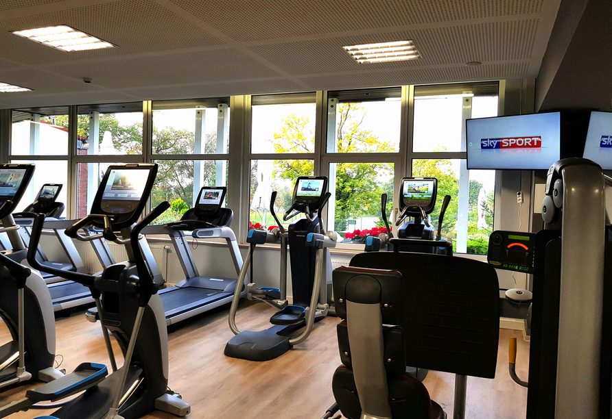 Halten Sie sich im Fitnessraum des Sport- & Vital-Resorts Neuer Hennings Hof fit.