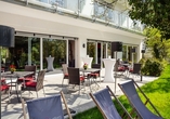 Auf der Terrasse können Sie die Sonne genießen.