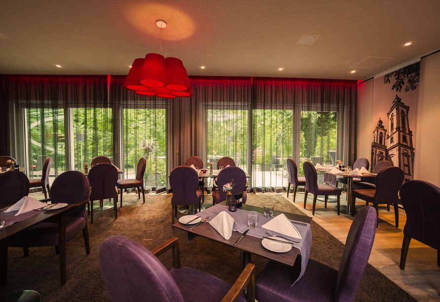 Genießen Sie im modernen und stilvoll eingerichteten Restaurant des Hotels frische und heimische Köstlichkeiten.