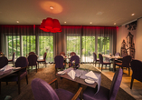 Genießen Sie im modernen und stilvoll eingerichteten Restaurant des Hotels frische und heimische Köstlichkeiten.