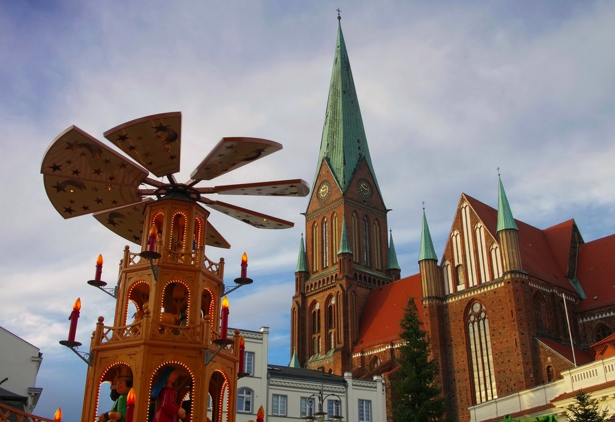 Lassen Sie sich vom Schweriner Weihnachtsmarkt mit Handwerkskunst, einer prachtvollen Glühwein-Pyramide und vielen Leckereien verzaubern.