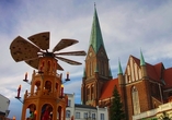 Lassen Sie sich vom Schweriner Weihnachtsmarkt mit Handwerkskunst, einer prachtvollen Glühwein-Pyramide und vielen Leckereien verzaubern.