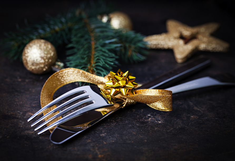 Ein festlich gedeckter Tisch erwartet Sie am Heiligabend sowie am 1. Weihnachtsfeiertag.