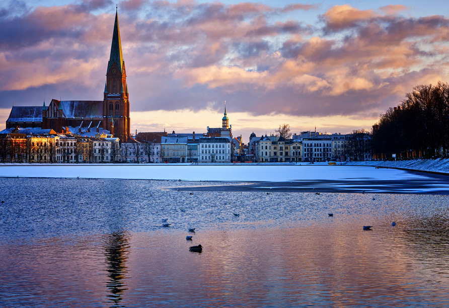 Spüren Sie die Ruhe des Winters bei einem Spaziergang entlang des Pfaffenteichs – ein Ort zum Innehalten mitten in Schwerin.