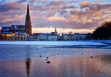 Spüren Sie die Ruhe des Winters bei einem Spaziergang entlang des Pfaffenteichs – ein Ort zum Innehalten mitten in Schwerin.