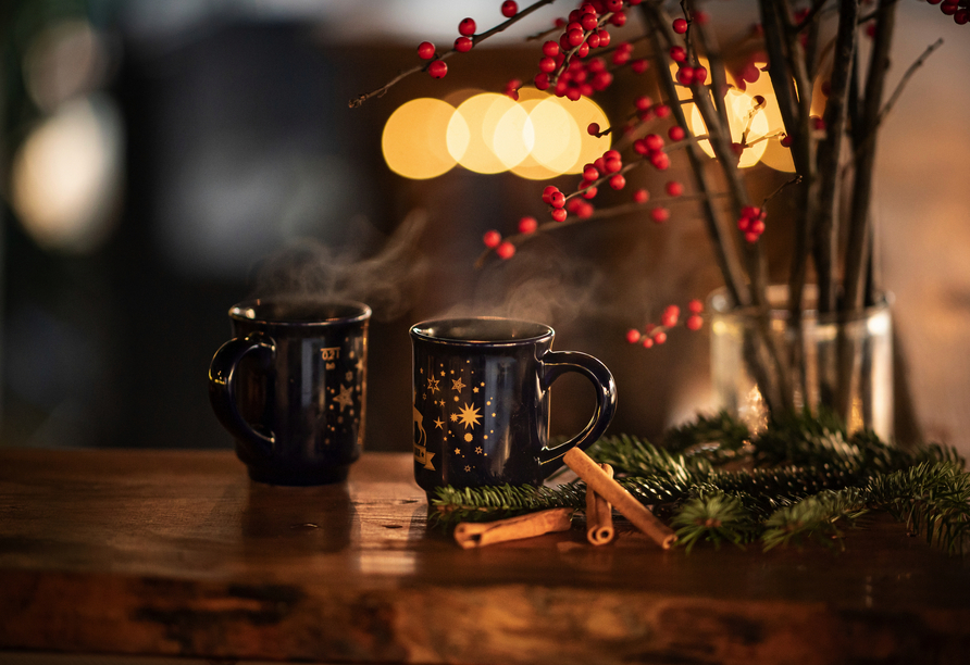 Stoßen Sie mit einer Tasse Glühwein auf die festliche Jahreszeit an – voller Vorfreude auf besinnliche Weihnachtstage.