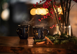 Stoßen Sie mit einer Tasse Glühwein auf die festliche Jahreszeit an – voller Vorfreude auf besinnliche Weihnachtstage.