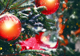Spüren Sie die Vorfreude auf Weihnachten – zwischen glitzernden Schneeflocken und festlich geschmückten Tannen.