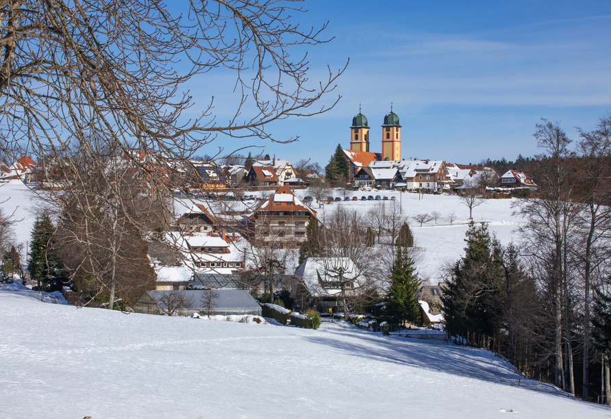 Erleben Sie St. Märgen im Winterzauber – verschneite Dächer, klare Luft und die barocke Kirche als strahlender Mittelpunkt.