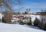 Erleben Sie St. Märgen im Winterzauber – verschneite Dächer, klare Luft und die barocke Kirche als strahlender Mittelpunkt.
