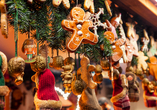 Der Zauber des Weihnachtsmarkts lockt an festlich geschmückten Ständen.
