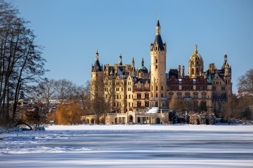 Erleben Sie das Schweriner Schloss im Winterkleid – märchenhaft schön und eindrucksvoll gelegen.