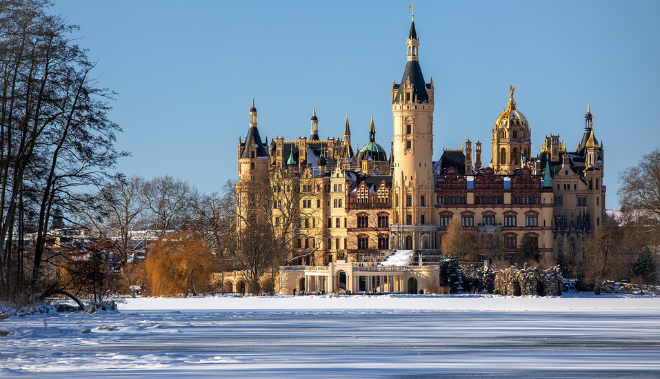 Erleben Sie das Schweriner Schloss im Winterkleid – märchenhaft schön und eindrucksvoll gelegen.