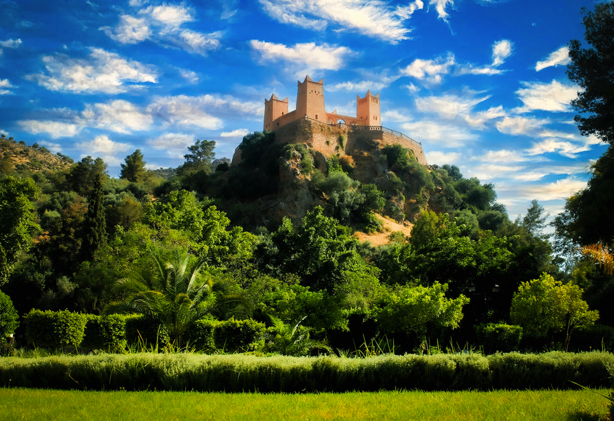 Wie aus einem Märchen – die Kasbah erhebt sich über das grüne Herz von Beni Mellal.