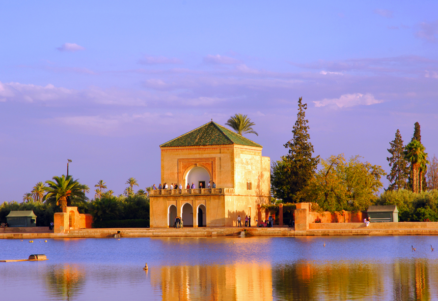 Goldenes Licht über den Menara-Gärten – ein stiller Moment im Herzen Marrakeschs.