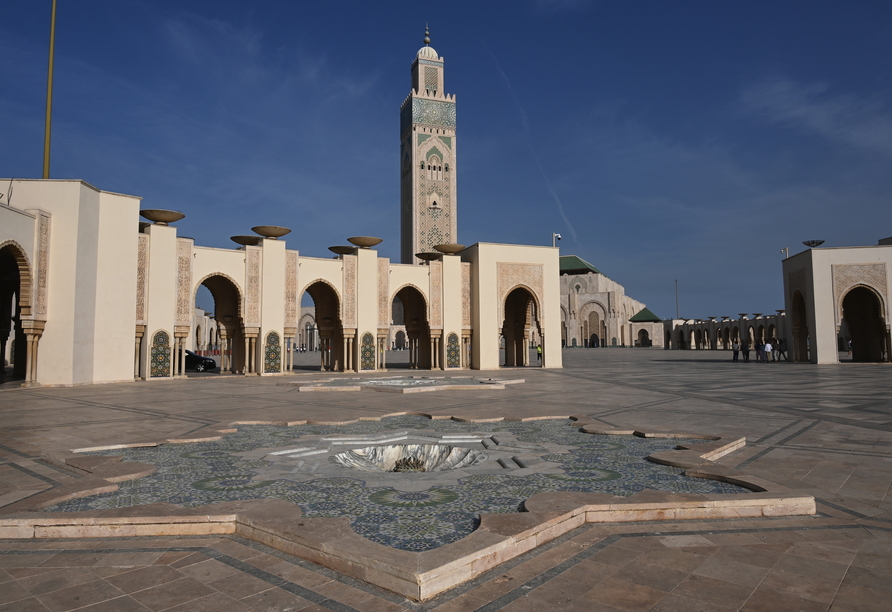 Der Vorplatz der Hassan-II.-Moschee in Casablanca wird Sie ins Staunen bringen.