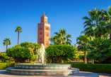 Die Koutoubia-Moschee liegt inmitten eines wunderschönen Palmengartens in Marrakesch.