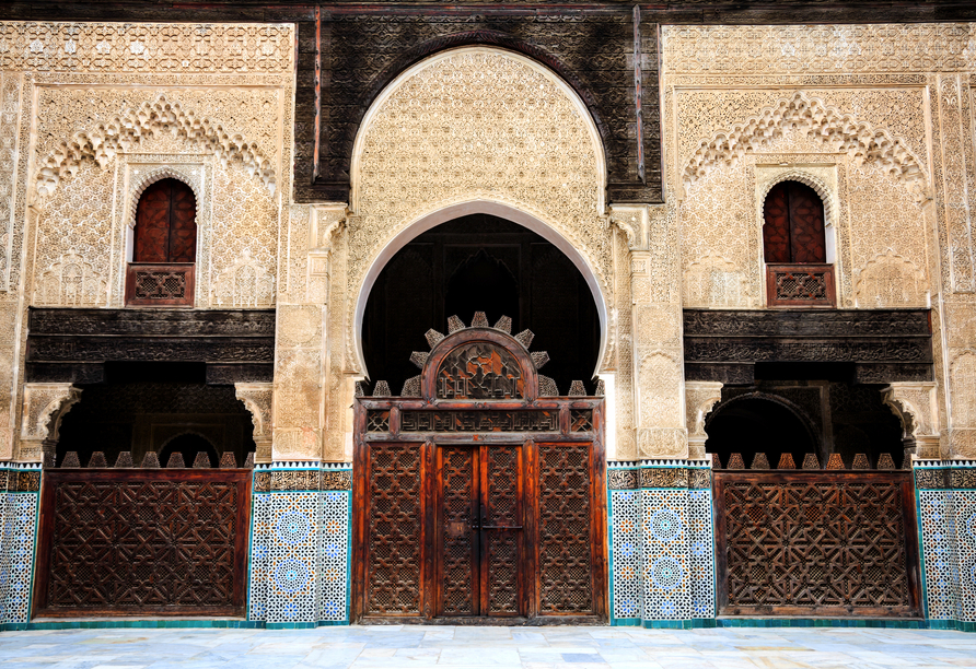Die Architektur der Bou-Inania-Madrasa in Fès wird Sie beeindrucken!