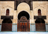 Die Architektur der Bou-Inania-Madrasa in Fès wird Sie beeindrucken!