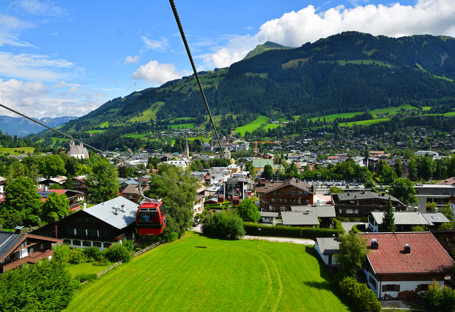 Erleben Sie den einzigartigen Blick auf Kitzbühel während der Fahrt mit der Hahnenkammbahn.