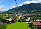 Erleben Sie den einzigartigen Blick auf Kitzbühel während der Fahrt mit der Hahnenkammbahn.