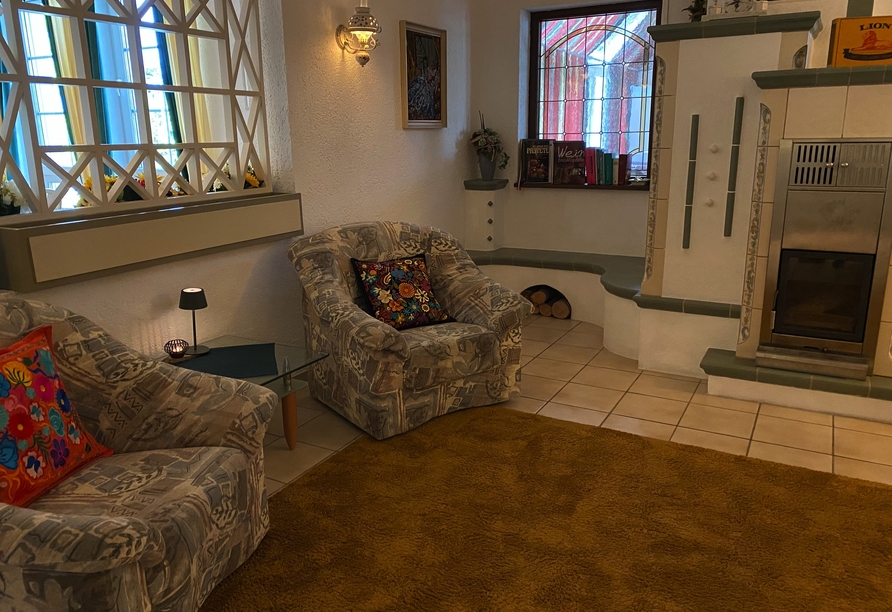Das gemütliche Kaminzimmer lädt besonders an kalten Wintertagen zum Verweilen ein.