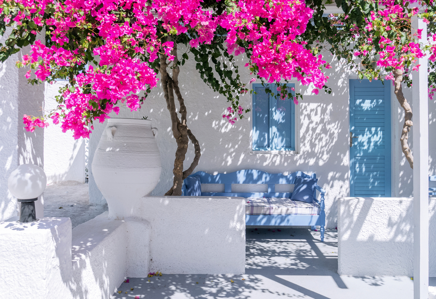 AIDAblu ab/an Korfu, Santorini  Weißgetünchte Häuser und Kirchen mit ikonischen blauen Kuppeln machen Santorini zu einem weltbekannten Postkartenmotiv.