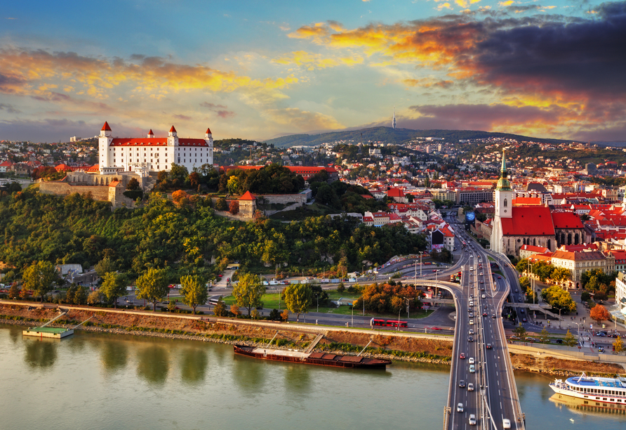 Die Burg Bratislava thront auf einem Hügel über der Stadt.