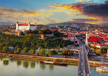 Die Burg Bratislava thront auf einem Hügel über der Stadt.