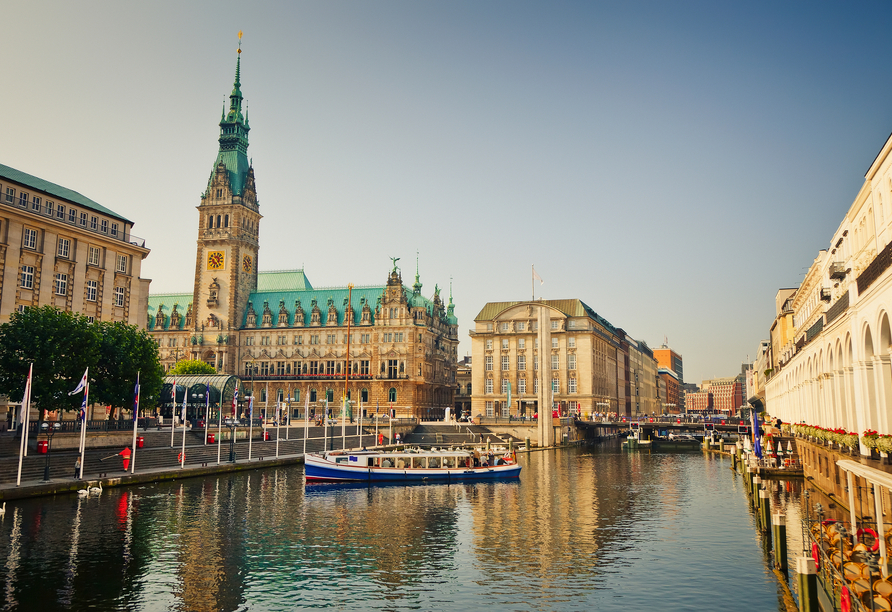 Der Jungfernstieg begeistert mit der wunderschönen Alster.