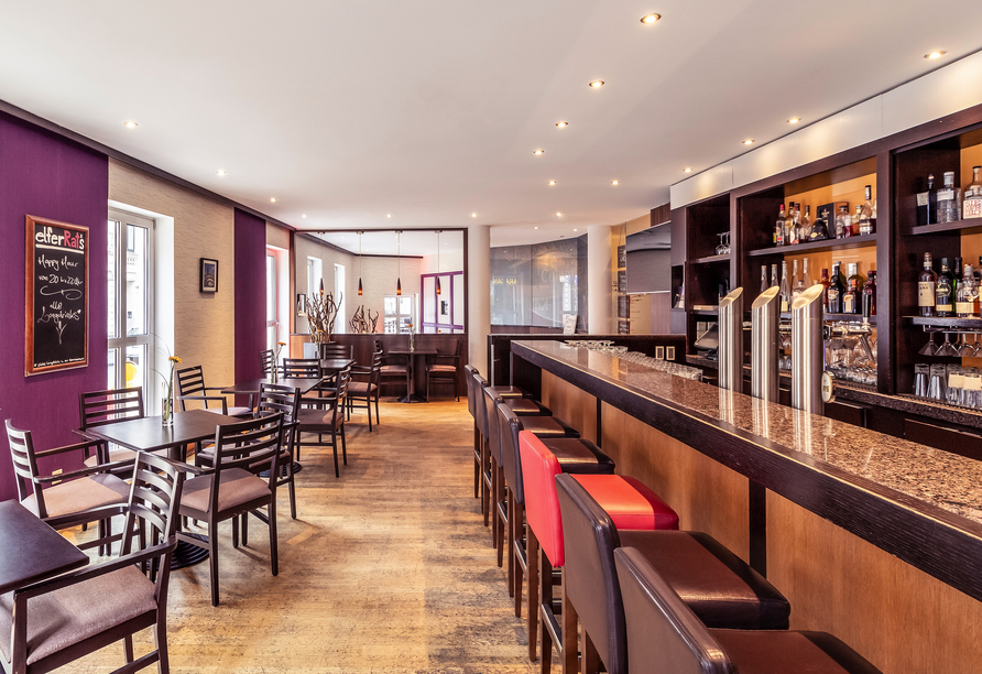 Genießen Sie kühle Getränke und gute Gespräche an der Bar. 